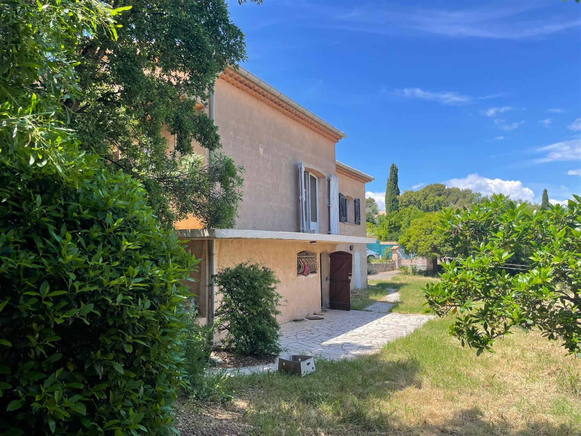Plot 1700 + house to renovate, 300 m walk from the beach