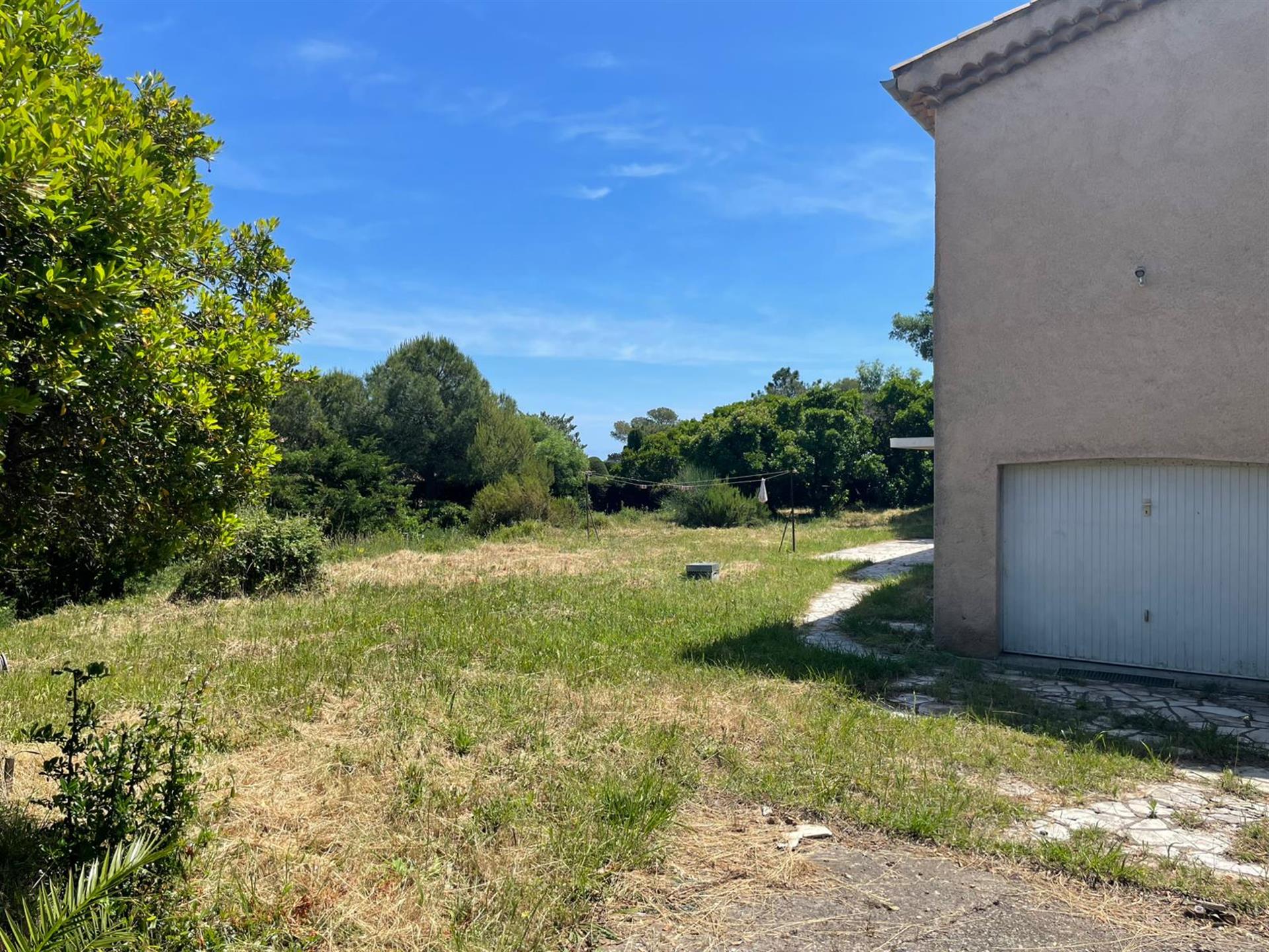 Plot 1700 + house to renovate, 300 m walk from the beach