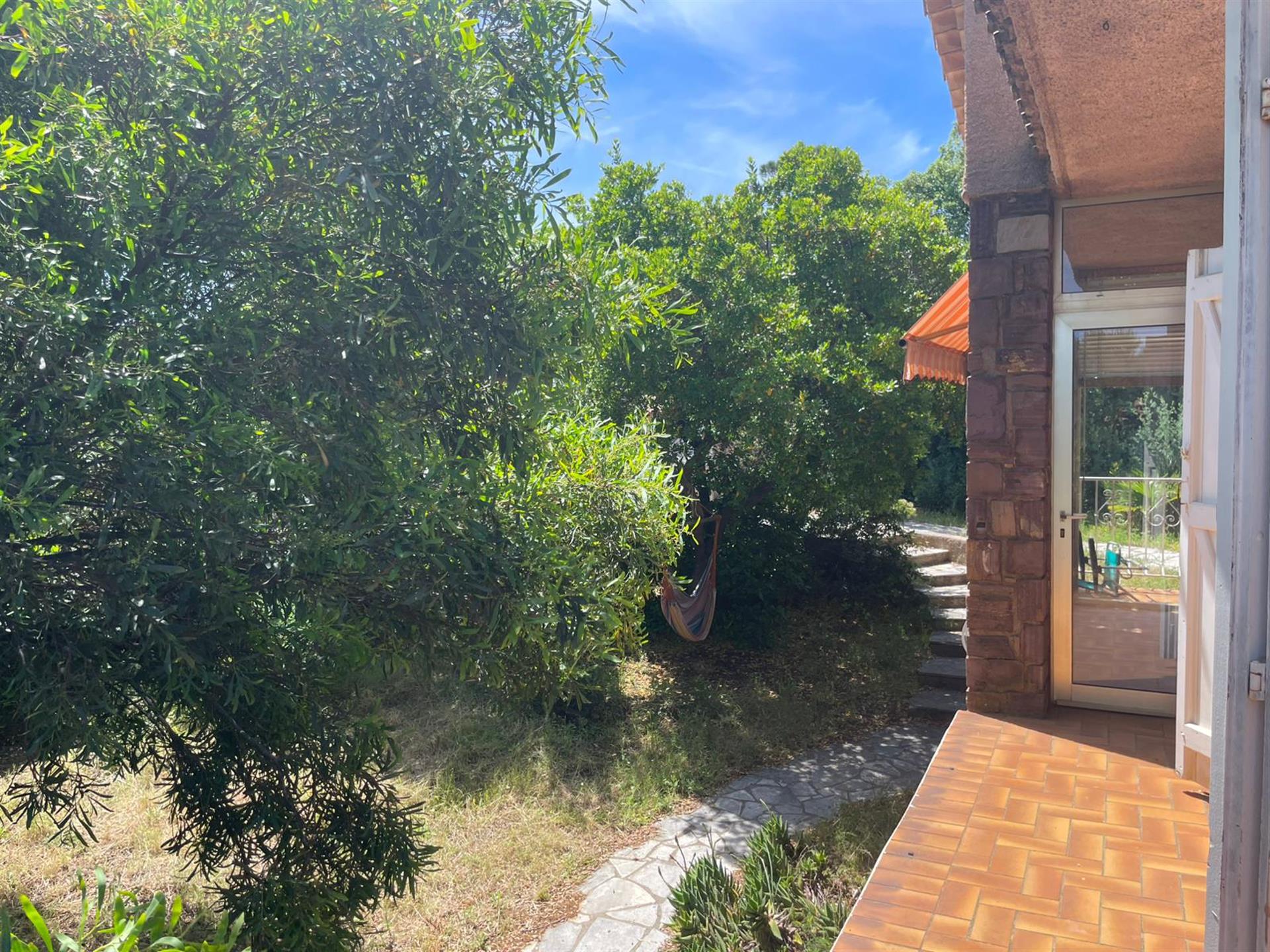 Plot 1700 + house to renovate, 300 m walk from the beach