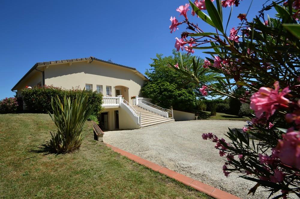 Villa tout confort avec parc et piscine