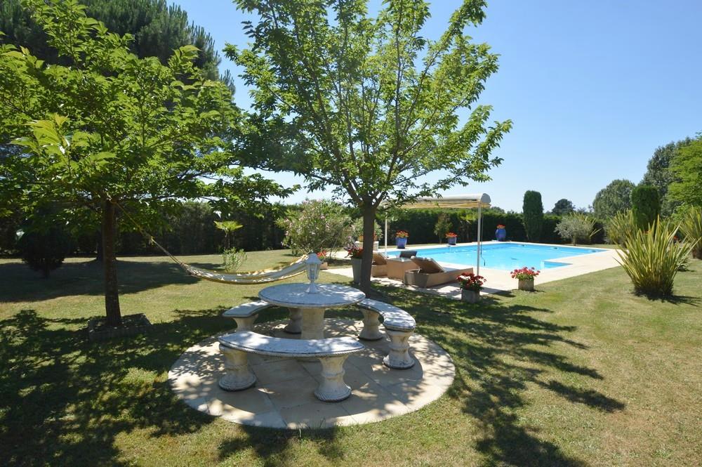 Villa tout confort avec parc et piscine