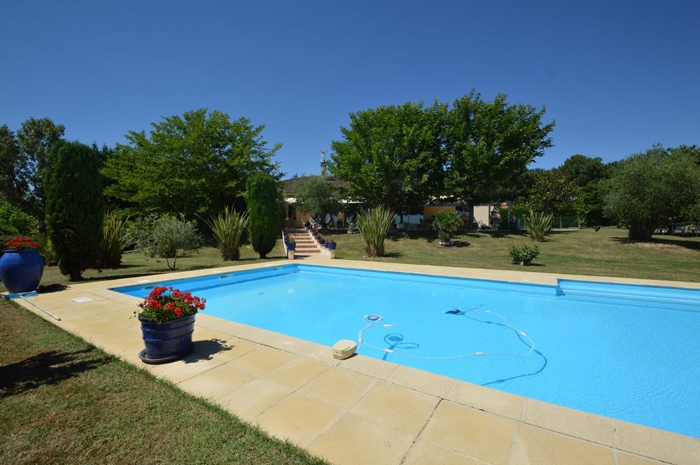 Villa tout confort avec parc et piscine