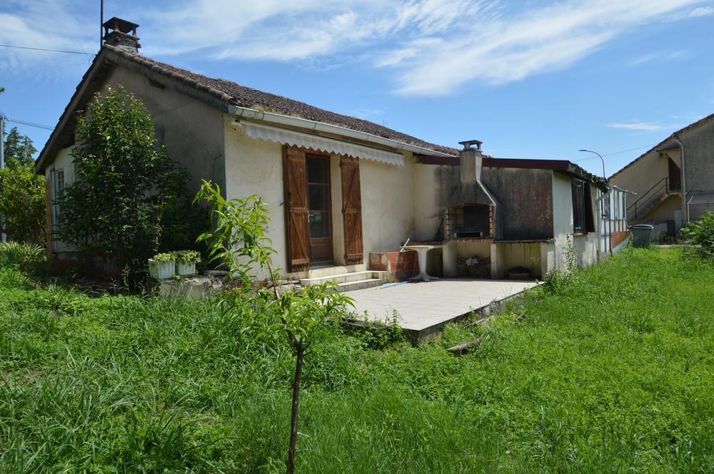 Small house with garden on the edge of the city