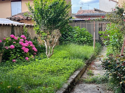 Centro de la ciudad de Fleurance, antigua casa con jardín contiguo