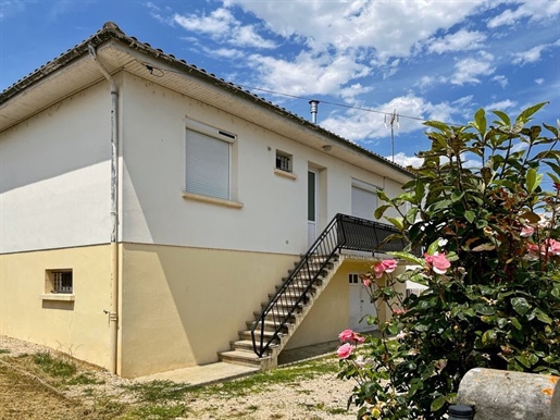 Not far from the city center, detached house with garage and garden