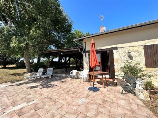 In the countryside, secluded and quiet site for this old house on a plot of 5.5 hectares