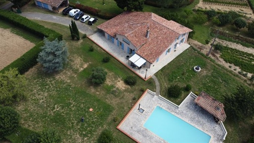 In the countryside, near Fleurance, renovated old house of 300 m² of living space, land around