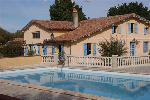 In the countryside, near Fleurance, renovated old house of 300 m² of living space, land around