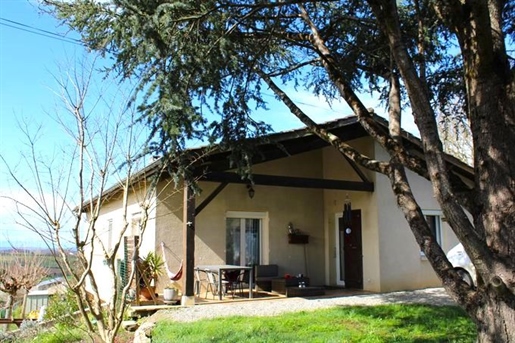 Dominantes Grundstück mit Aussicht für dieses renovierte traditionelle Haus mit Garage und Garten