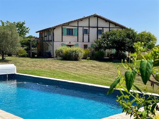 Proche de Marciac, Superbe maison ancienne entièrement restaurée sur 230 m² habitable avec vue panor