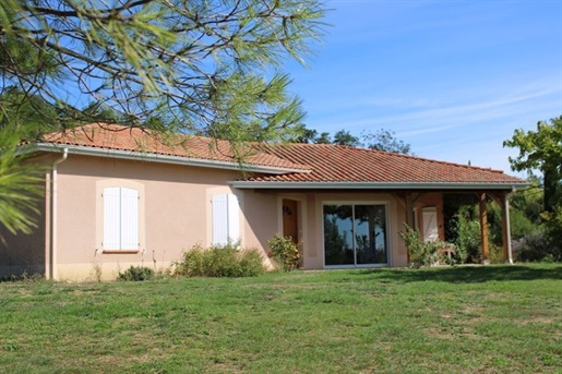 On the outskirts of Lectoure, single-storey house on one hectare of land