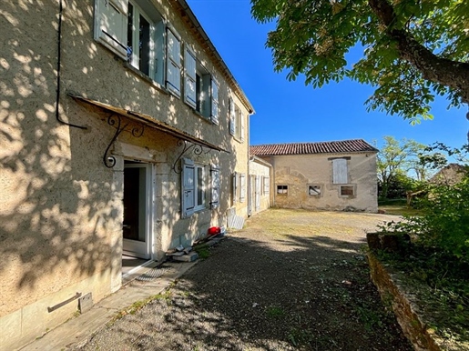 At the gates of a pretty and renowned village in the Lectoure area, old house with outbuildings