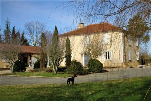 Au sud d'AUCH, direction les Pyrénées, pour trouver cette confortable maison de 245 m² avec ses dépe