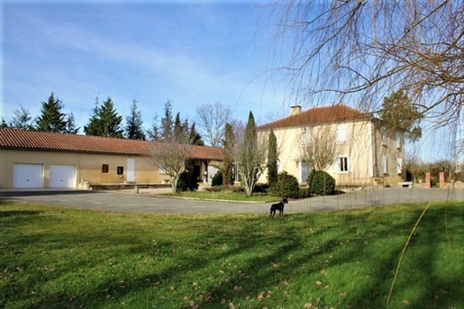 Au sud d'AUCH, direction les Pyrénées, pour trouver cette confortable maison de 245 m² avec ses dépe