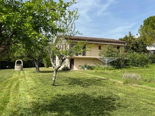Lectoure, close to the town centre, traditional house with garage and beautiful garden