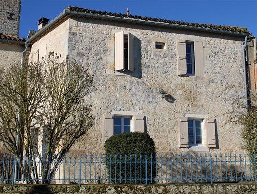 In a village in the Lectourois, renovated old house with terrace and small garden