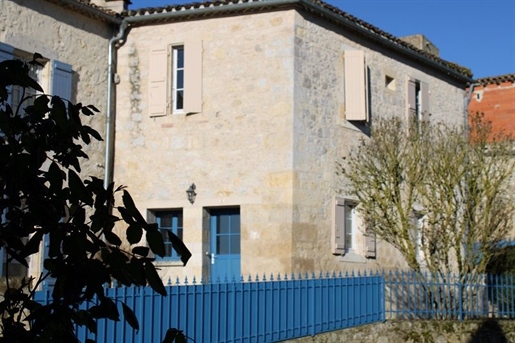 In a village in the Lectourois, renovated old house with terrace and small garden
