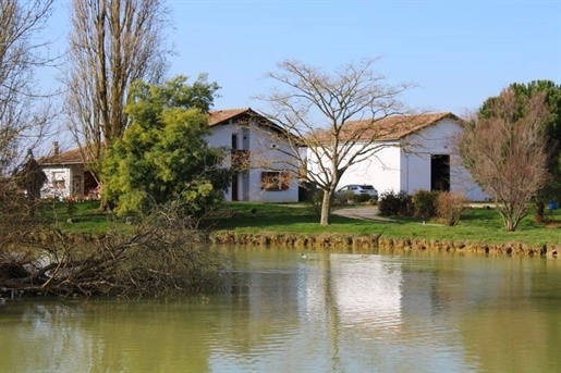 In the countryside, near Fleurance, traditional house habitable on one level with more than 300 m² 