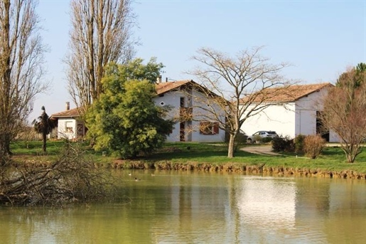 In the countryside, near Fleurance, traditional house habitable on one level with more than 300 m² 