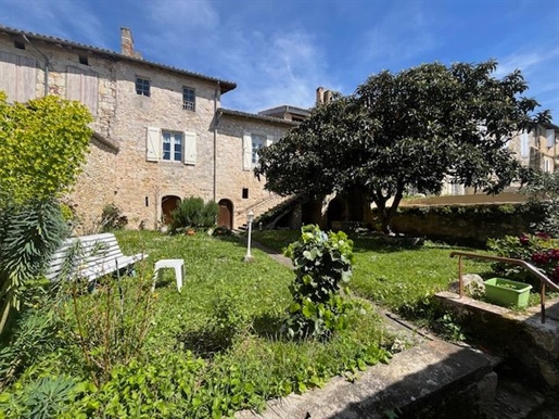 Lectoure, hyper center, real estate complex with old house of 250 m² of living space, garden