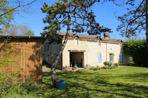 At the gates of a village, old house of 170 m² with garage and garden