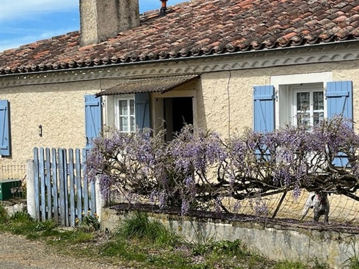 Casa térrea velha com jardim