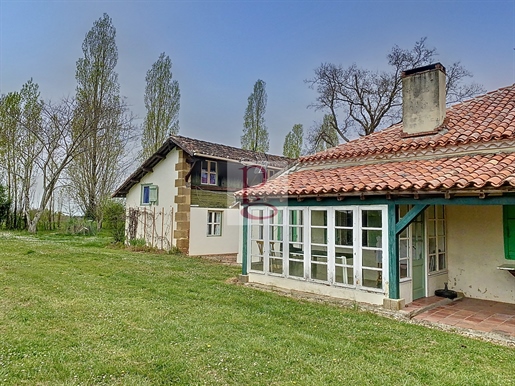 Charming country house with swimming pool and guest house.