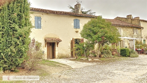 In Auch, 230-sqm house for purchase €144,450 with 3 bedrooms