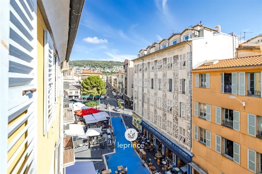 Nizza, Le Port / Bonaparte: Appartamento di 4 stanze traversante - Ultimo Piano - Balcone.