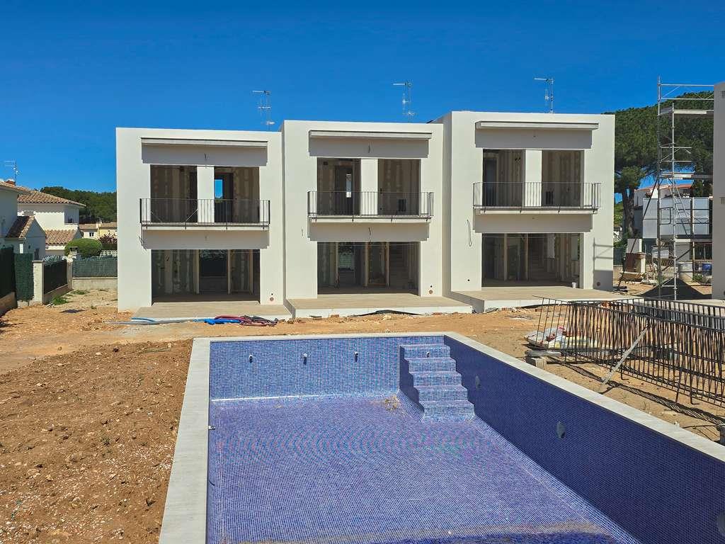 Conjunto de 6 casas de obra nueva, con jardin y piscina comunitaria