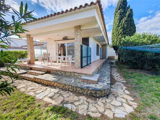 House with garden 100m from Sant Marti d'Empuries beach 