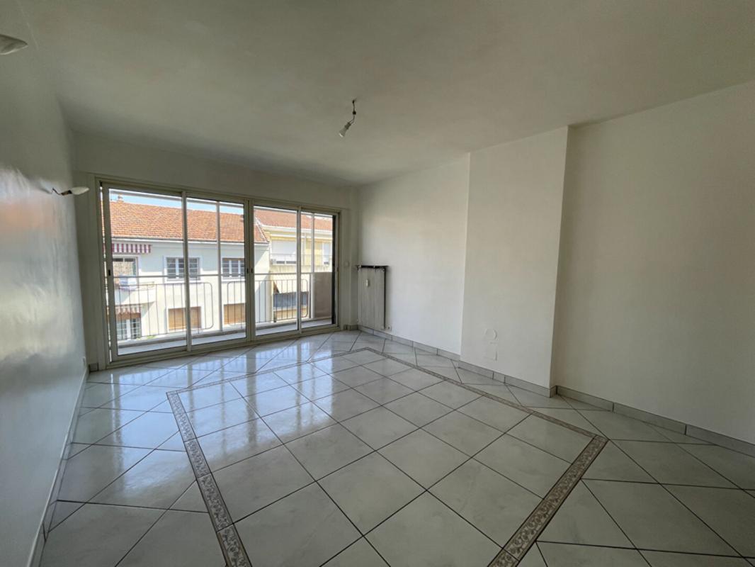T2 apartment on the top floor - Hyper-city center of Hyères