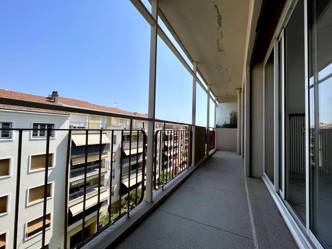 T2 apartment on the top floor - Hyper-city center of Hyères