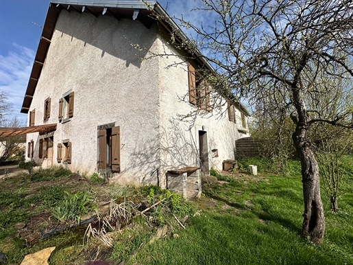 8-room house with 2 apartments of 135 m² on a plot of 1337M² in Les Aynans