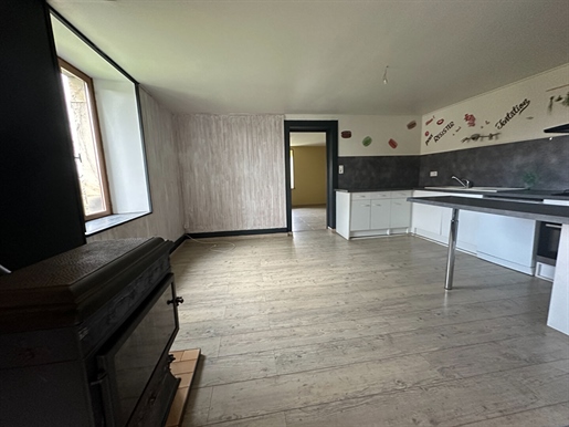 8-Zimmer-Haus mit 2 Wohnungen von 135 m² auf einem Grundstück von 1337M² in Les Aynans