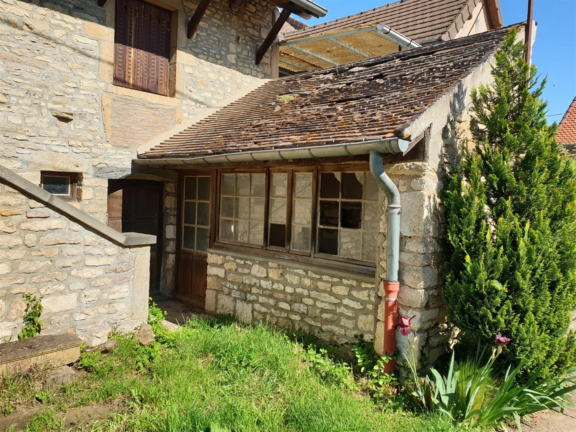 Settore Buxy. Casa di paese da ristrutturare completamente.