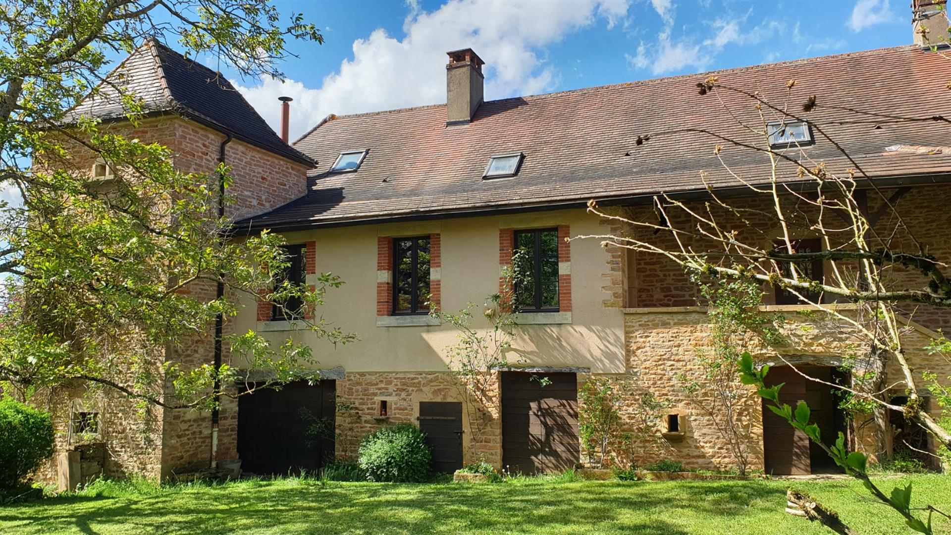 Karakteristiek huis met aangelegde tuin.