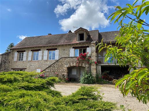 Haut Clunisois. Beautiful location away from the village with views and large grounds.