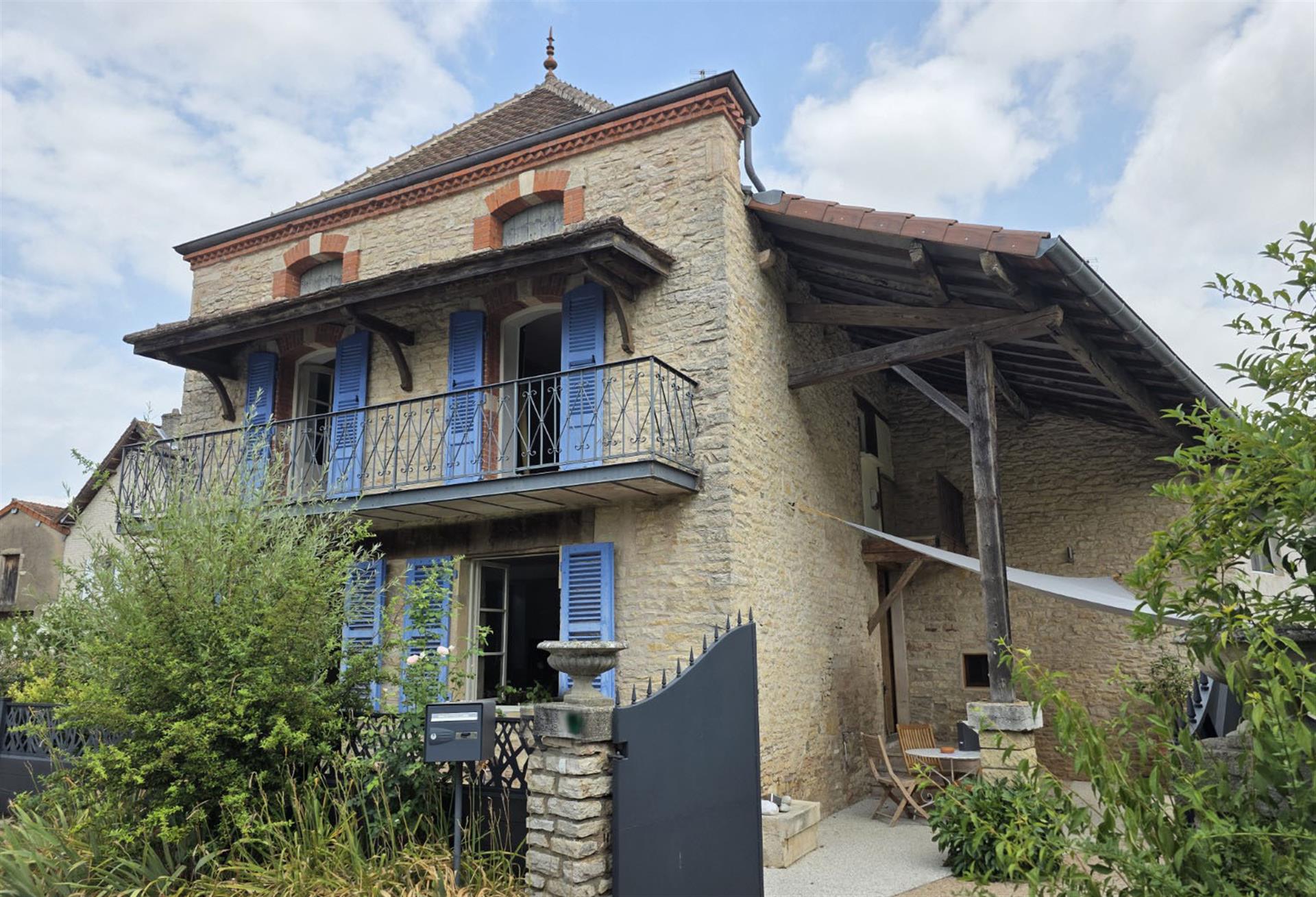 Character house with beautiful volumes and outbuildings – Near Tournus
