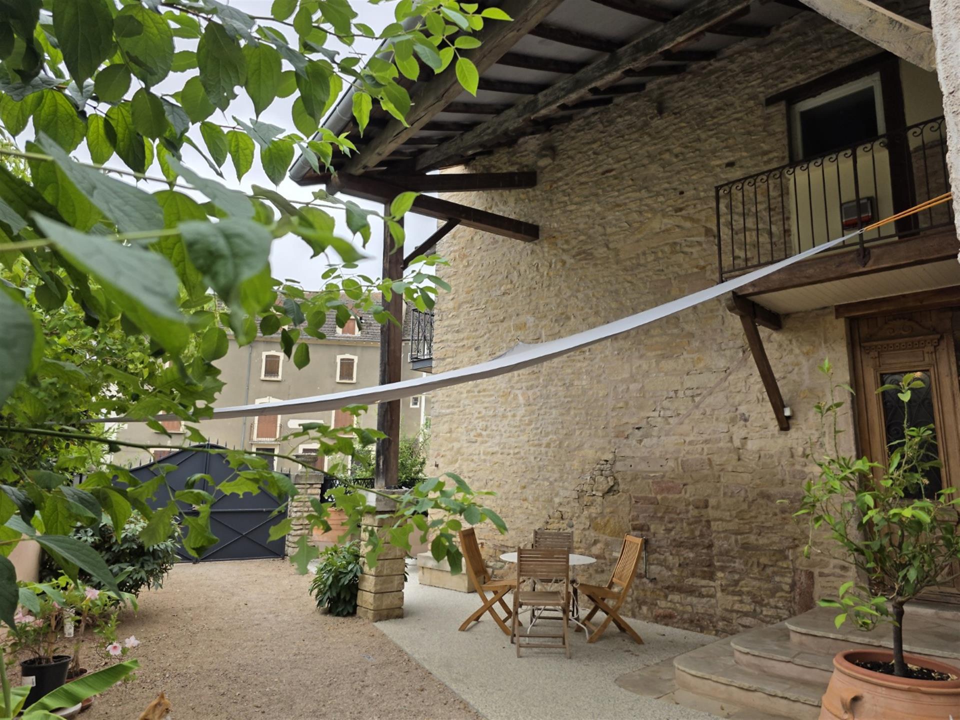 Character house with beautiful volumes and outbuildings – Near Tournus