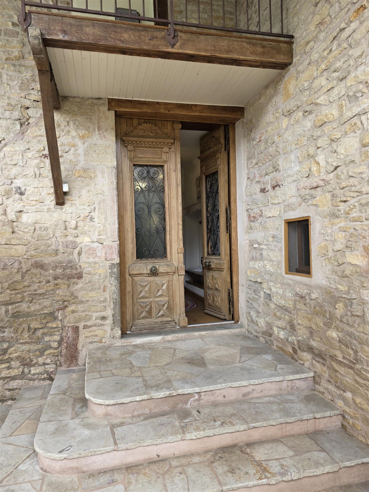 Character house with beautiful volumes and outbuildings – Near Tournus