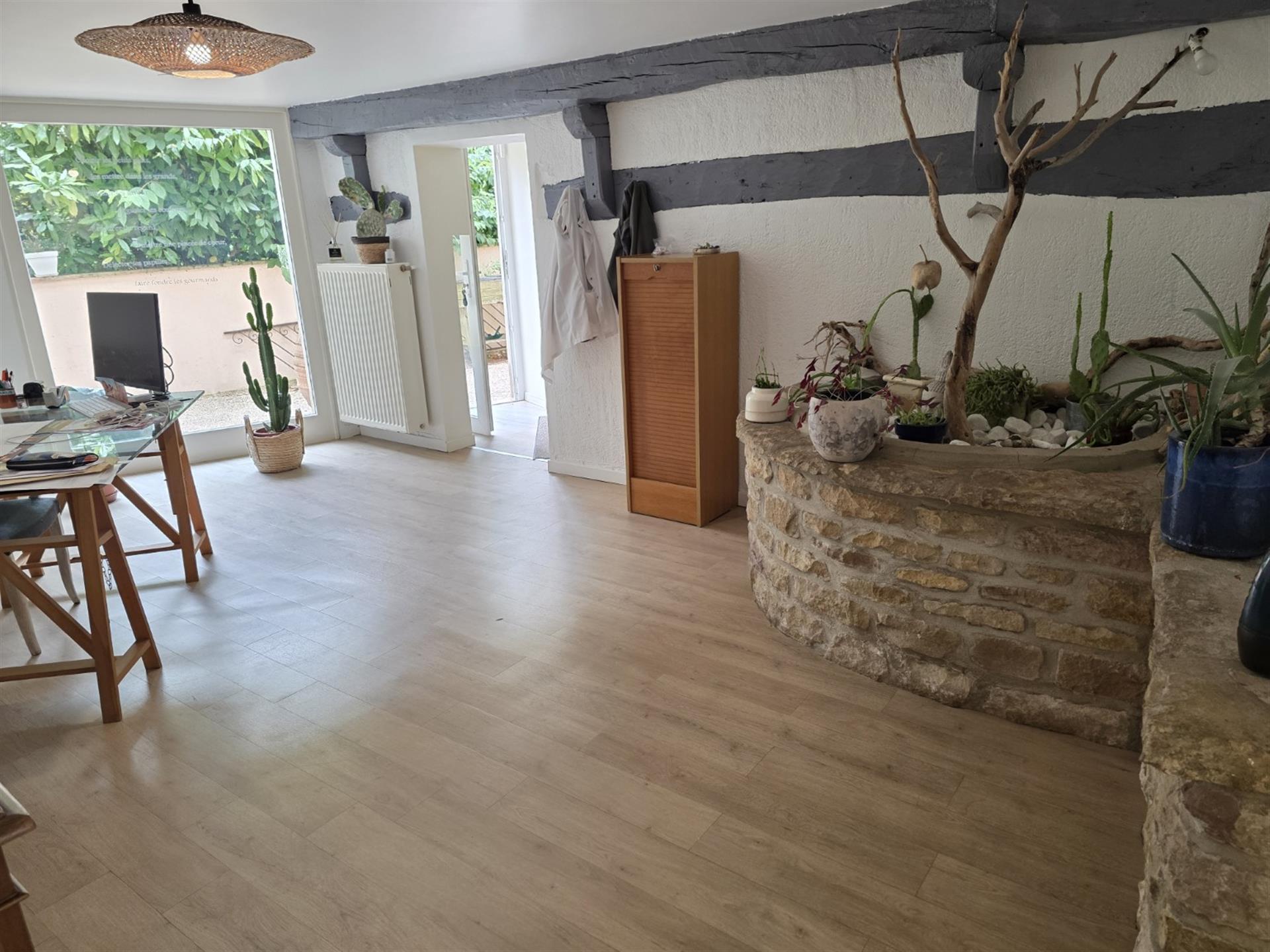 Character house with beautiful volumes and outbuildings – Near Tournus