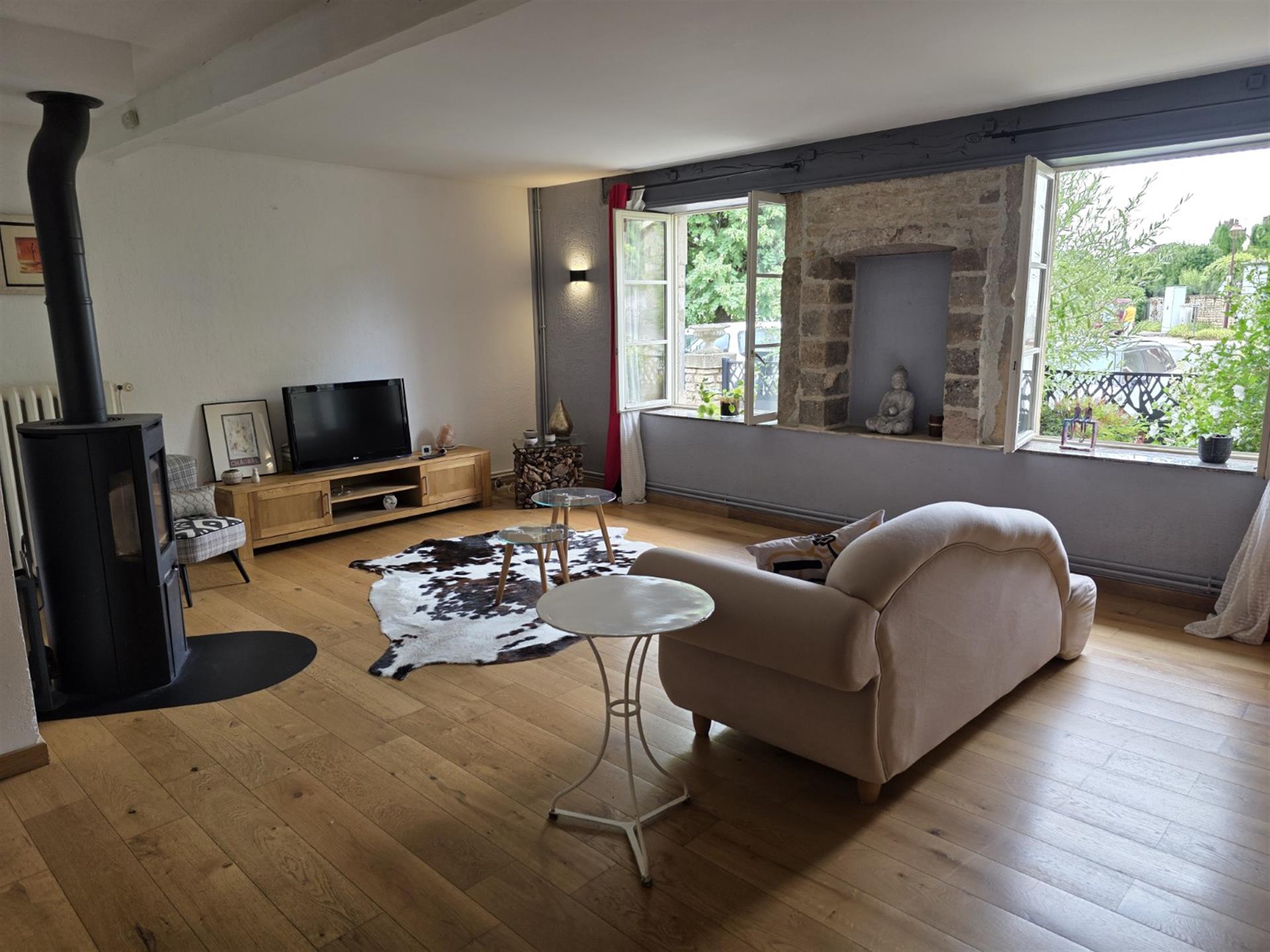 Character house with beautiful volumes and outbuildings – Near Tournus