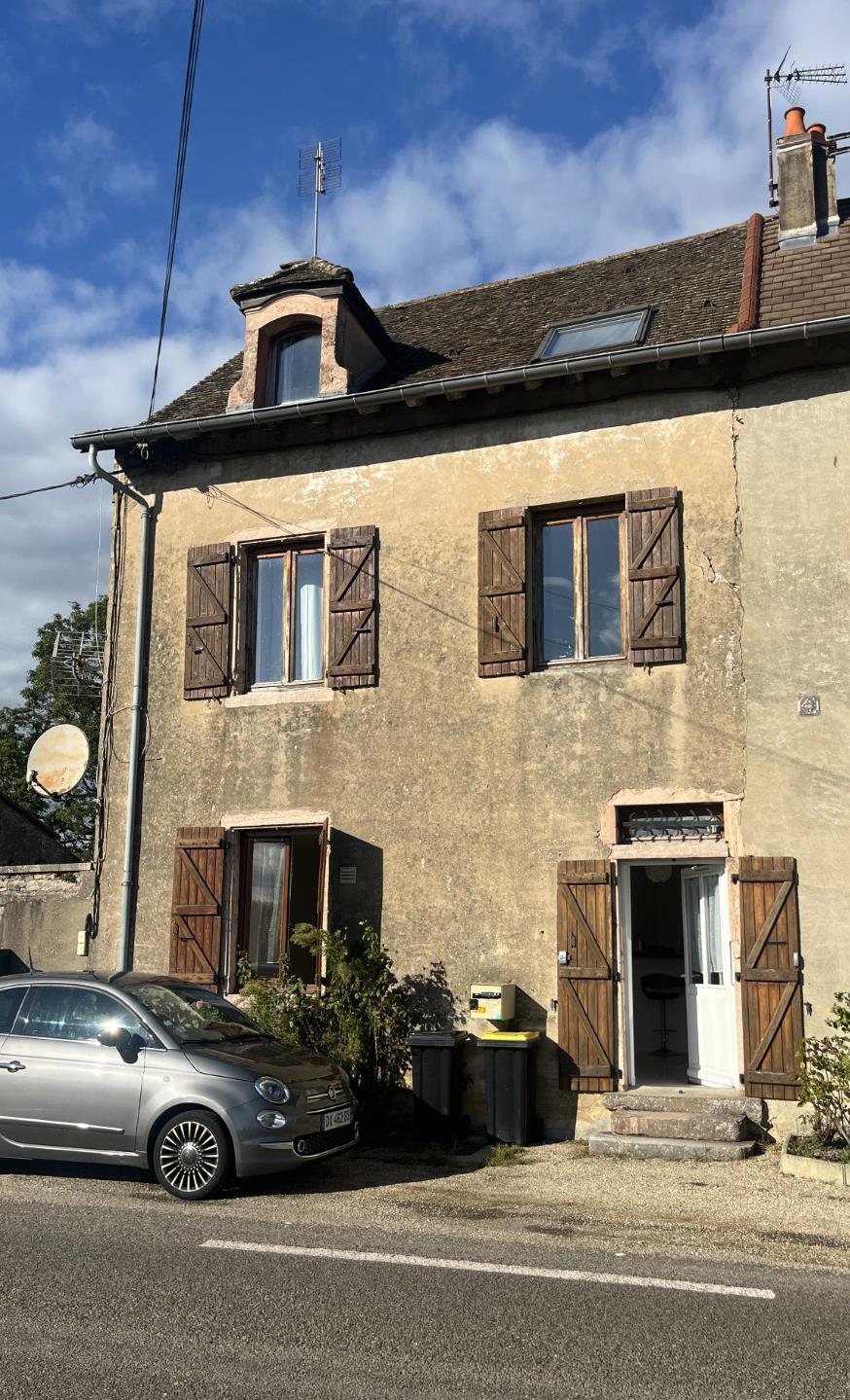 Tournus – Casă veche împărțită în 2 apartamente închiriate.