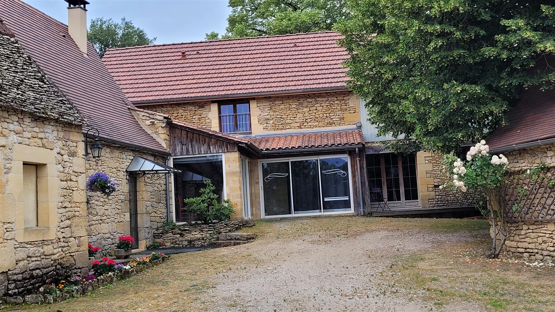 Real estate complex: 2 houses, 1 barn, 1 tobacco dryer
