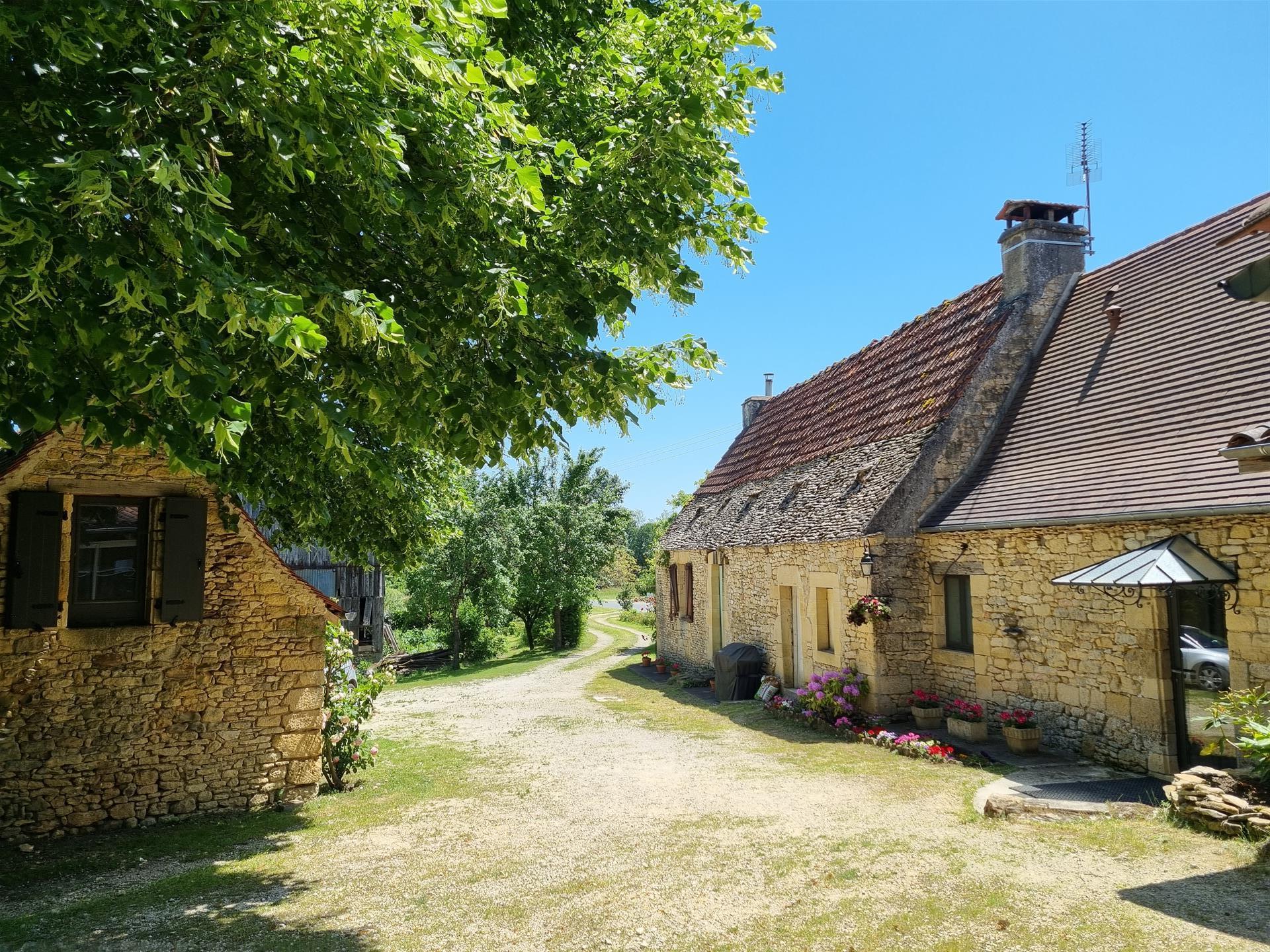 Real estate complex: 2 houses, 1 barn, 1 tobacco dryer