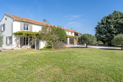 Charming farmhouse close to Pernes les fontaines