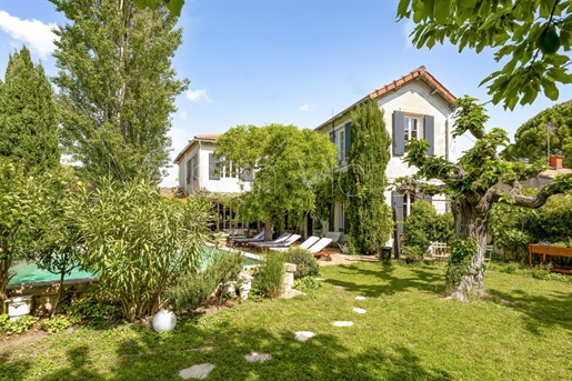 L'isle-Sur-La-Sorgue manor house with large private garden, with