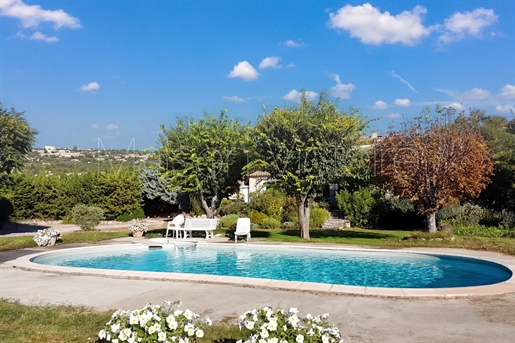 Spacious property with a stunning view of Gordes