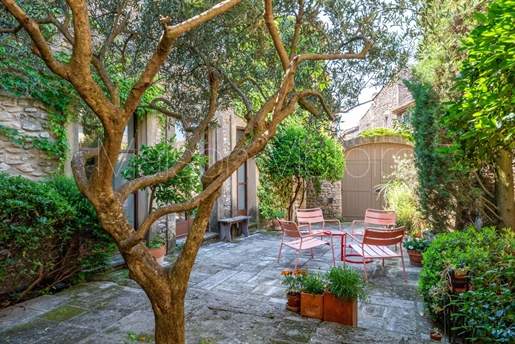 18Th century property in the heart of Cabrières-d'Avignon